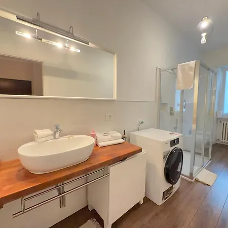 Appartement 5 Minutes' Walk From The Olympic Stadium